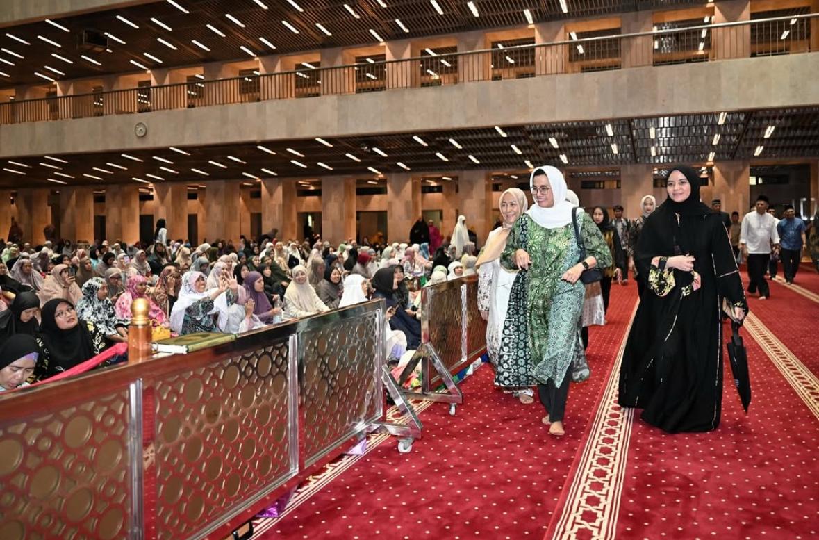 Sri Mulyani Bersama Jajaran Kemenkeu RI Langsungkan Shalat Tarawih Berjamaah di Istiqlal 