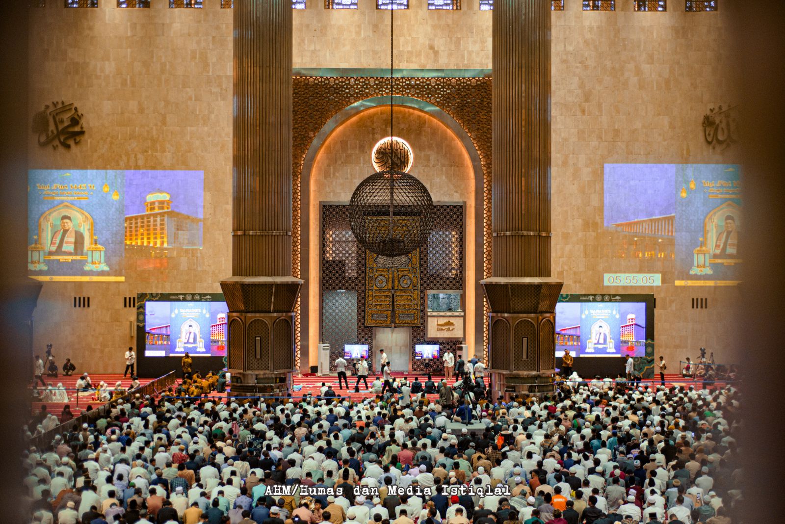 Potret Puluhan Ribu Jamaah Padati Masjid Istiqlal untuk Shalat Idulfitri 1445 H 