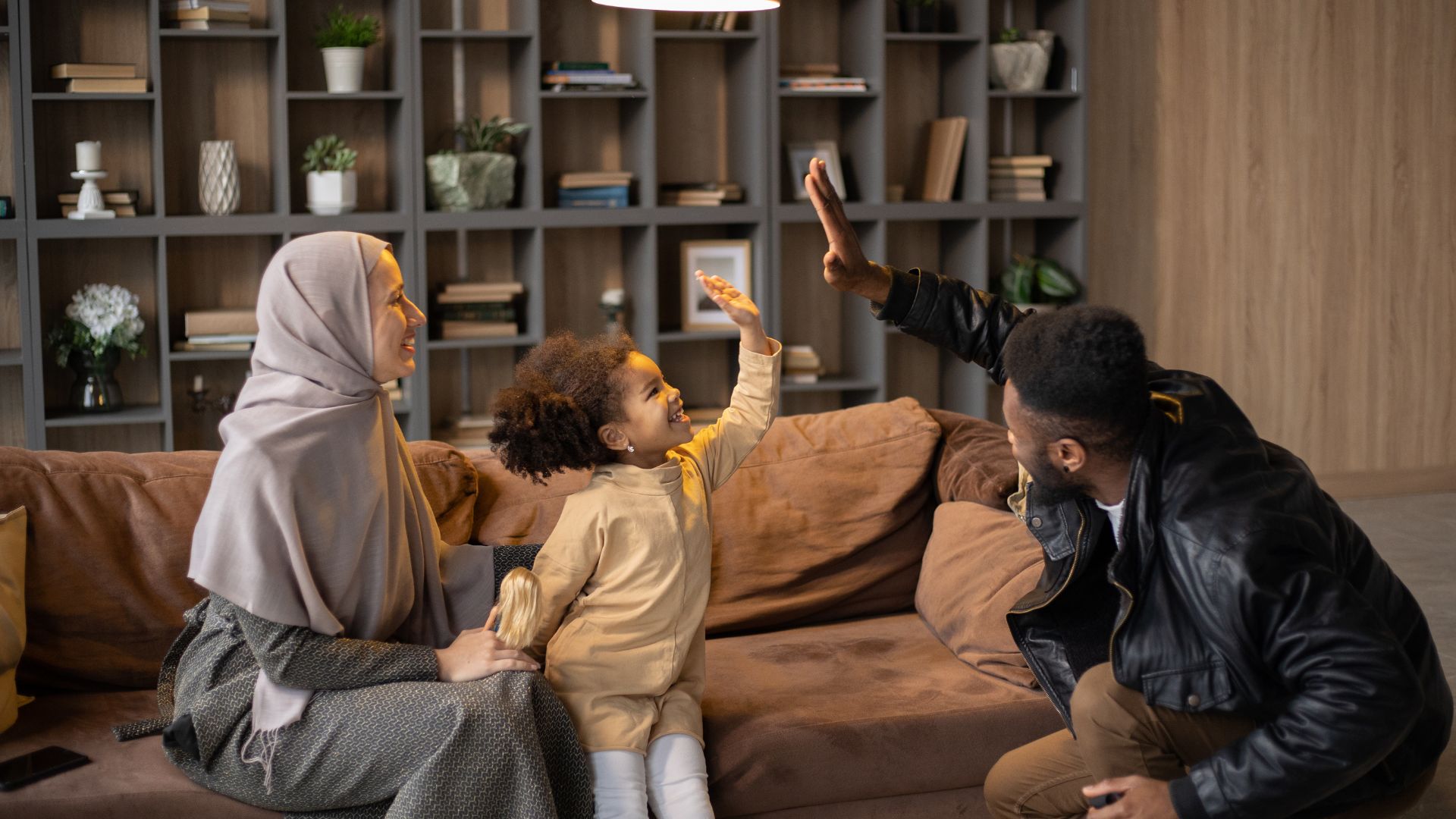 Hikmah: Orangtua, Penuhi Cawan Kasih Sayang Anak-anakmu