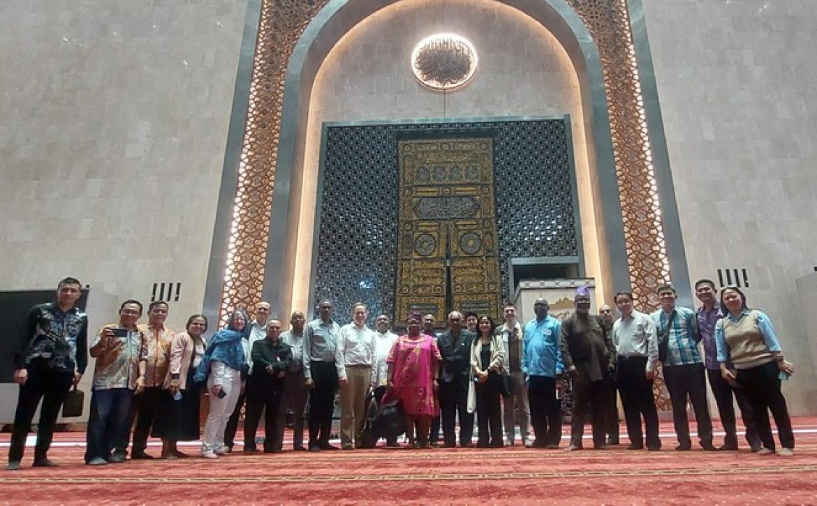 Delegasi UEM Kunjungi Masjid Istiqlal dan Gereja Katedral: Belajar Harmoni dalam Keberagaman