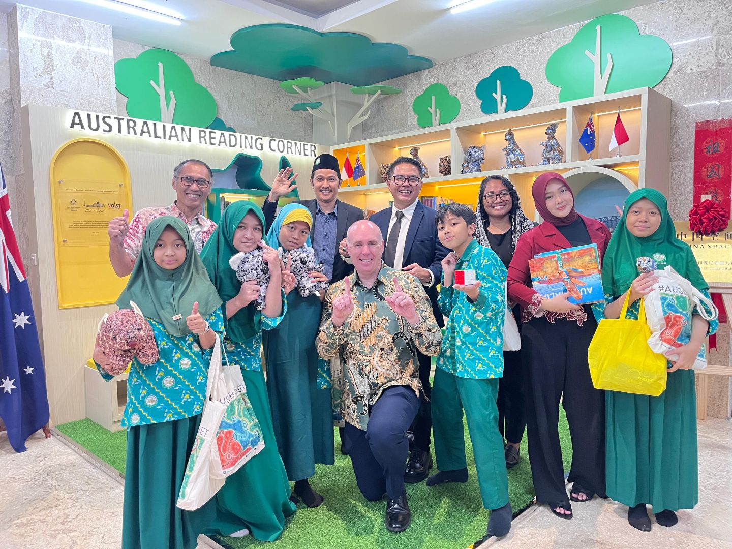 Menteri Pertahanan Australia Richard Marles BErkunjung ke Australian Reading Corner di Istiqlal