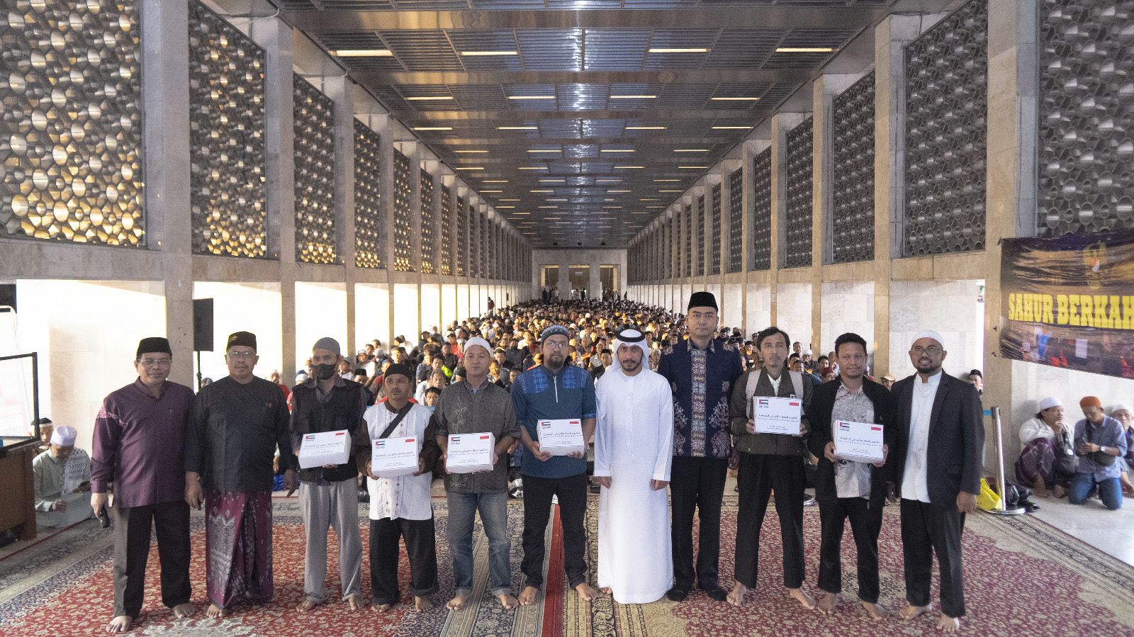 Gema Kebaikan Ramadan: Wakaf dari UEA Alirkan Ribuan Paket Takjil di Masjid Istiqlal 