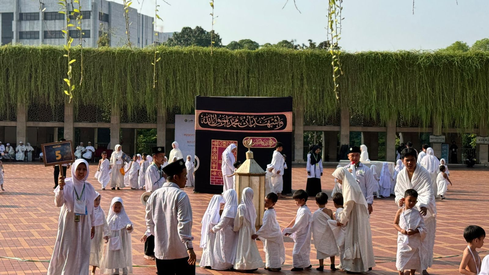 Tanamkan Memori Ibadah Haji, Siswa Madrasah Istiqlal Jalani Praktik Manasik