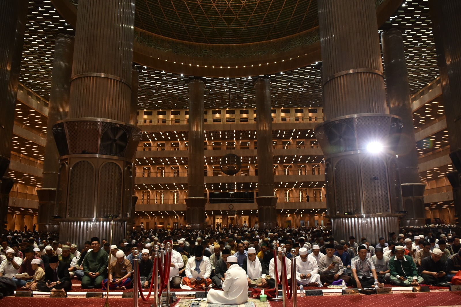 Masyarakat Hadiri Kegiatan Dzikir dan Doa Nisfu Syaban di Masjid Istiqlal