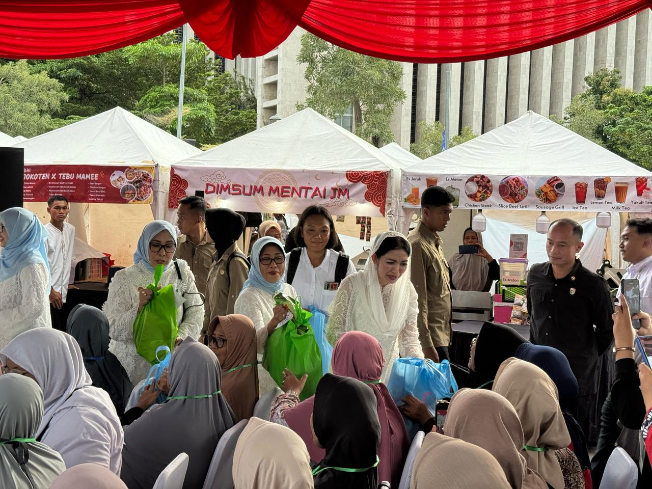 Langsungkan Giat Harmoni Dalam Keberagaman, Seruni PMK Bidang 2 Bersama Ibu Wapres RI Bagikan 2.000 Sembako di Masjid Istiqlal