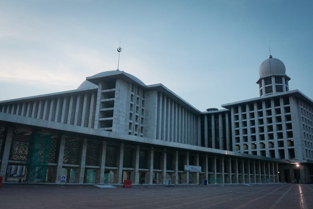 Istiqlal Sediakan Tempat Parkir bagi Jemaat Gereja Katedral