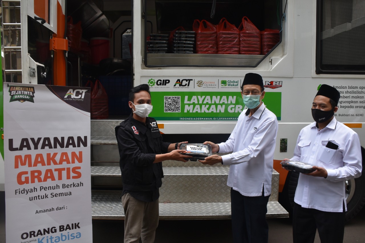 ACT Salurkan 300 Kotak Nasi ke Masjid Istiqlal