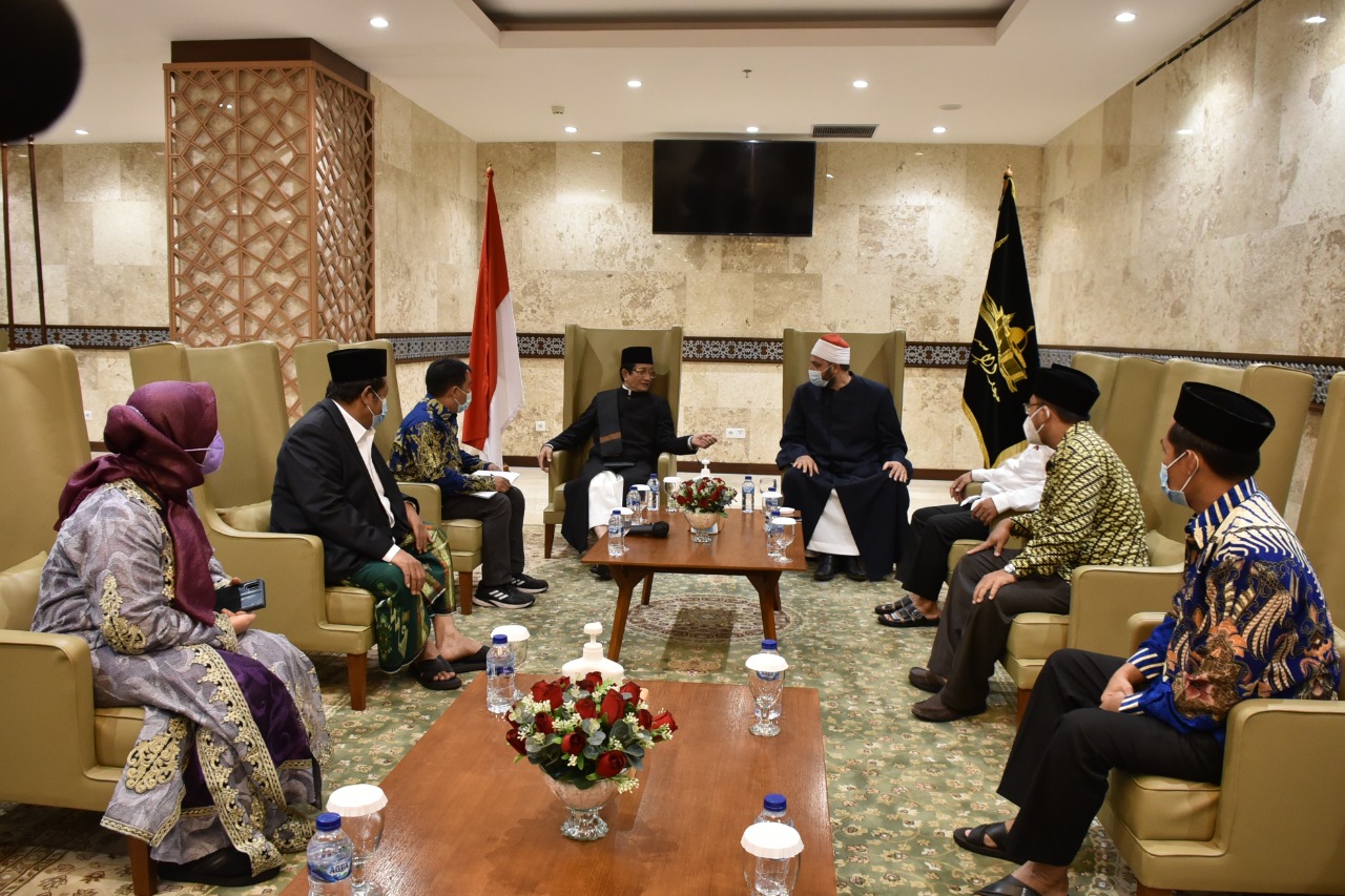Jadi Imam Shalat Jumat, Imam Al-Azhar Syaikh Salim Amir Kunjungi Masjid Istiqlal