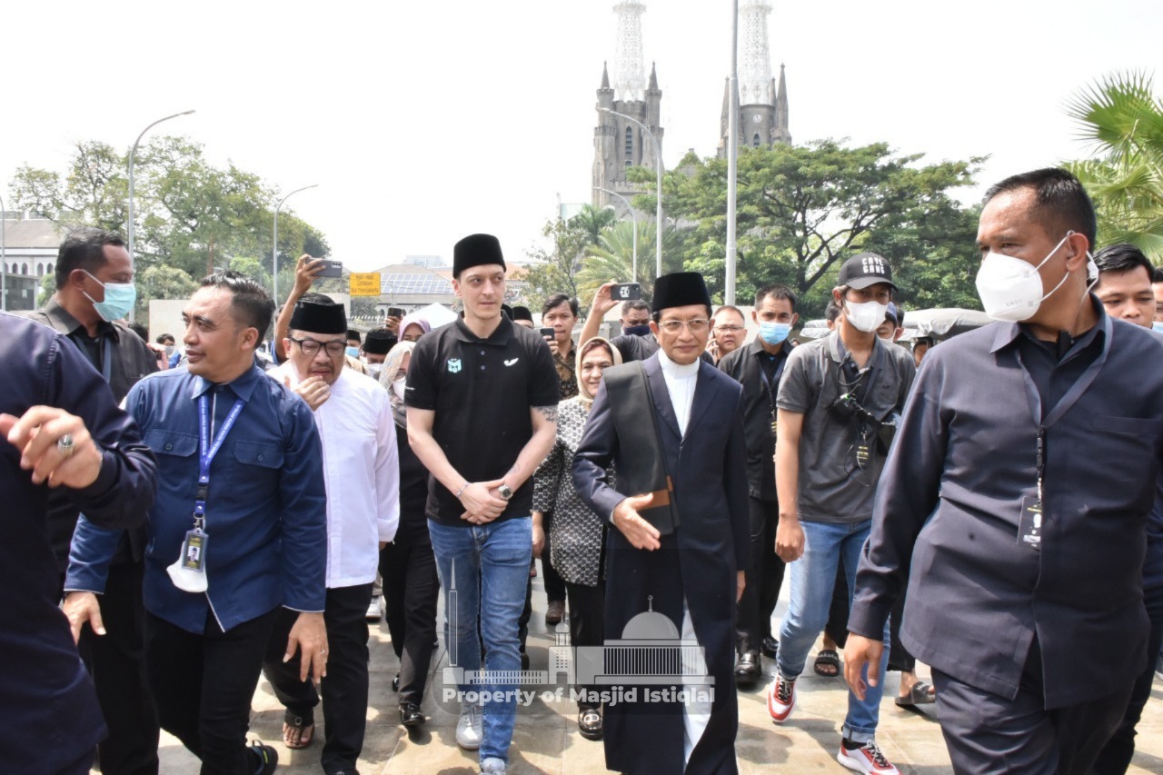 Kunjungi Masjid Istiqlal, Mesut Ozil  Ikut Shalat Jumat Berjamaah