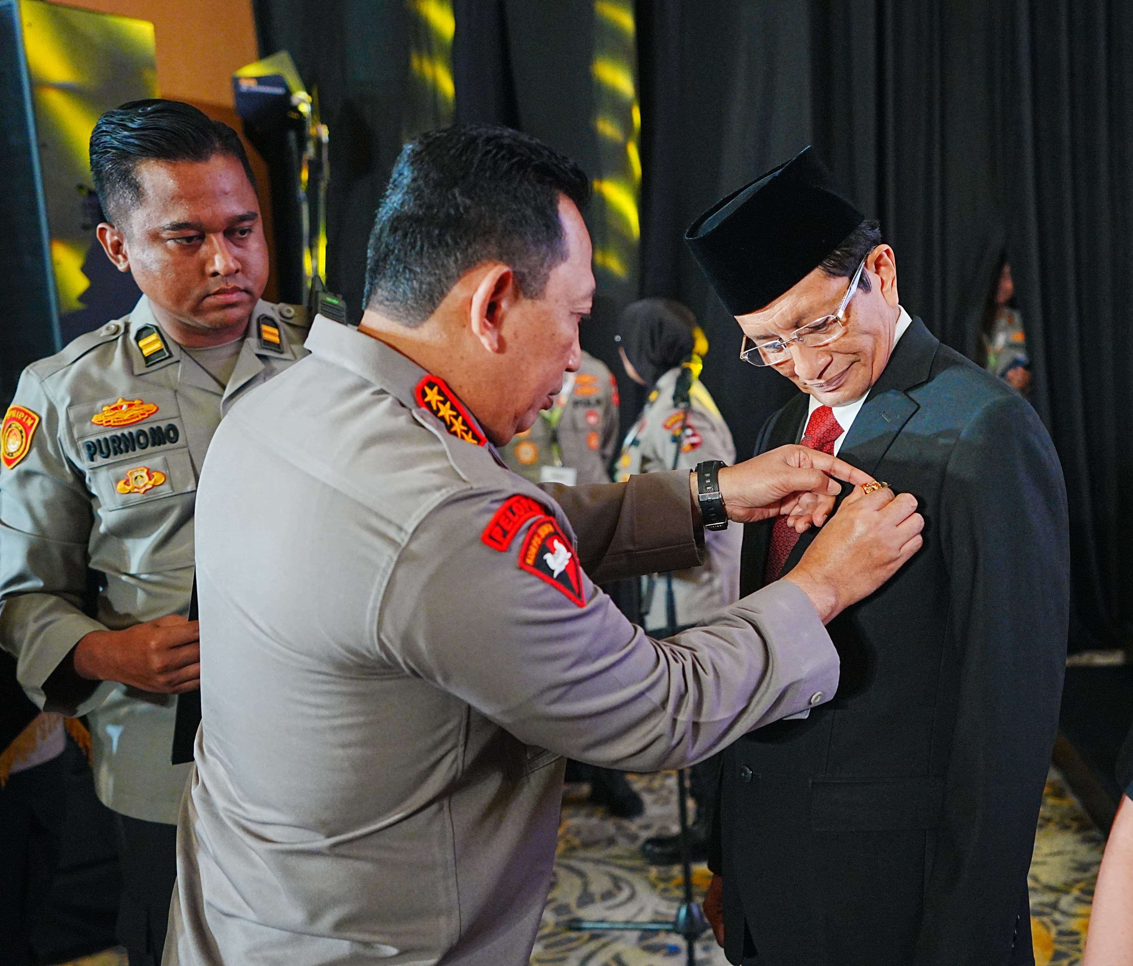 Kapolri Beri Penghargaan Kepada KH Nasaruddin Umar Sebagai Tokoh Agama yang Berkontribusi Dalam Kemajuan Polri