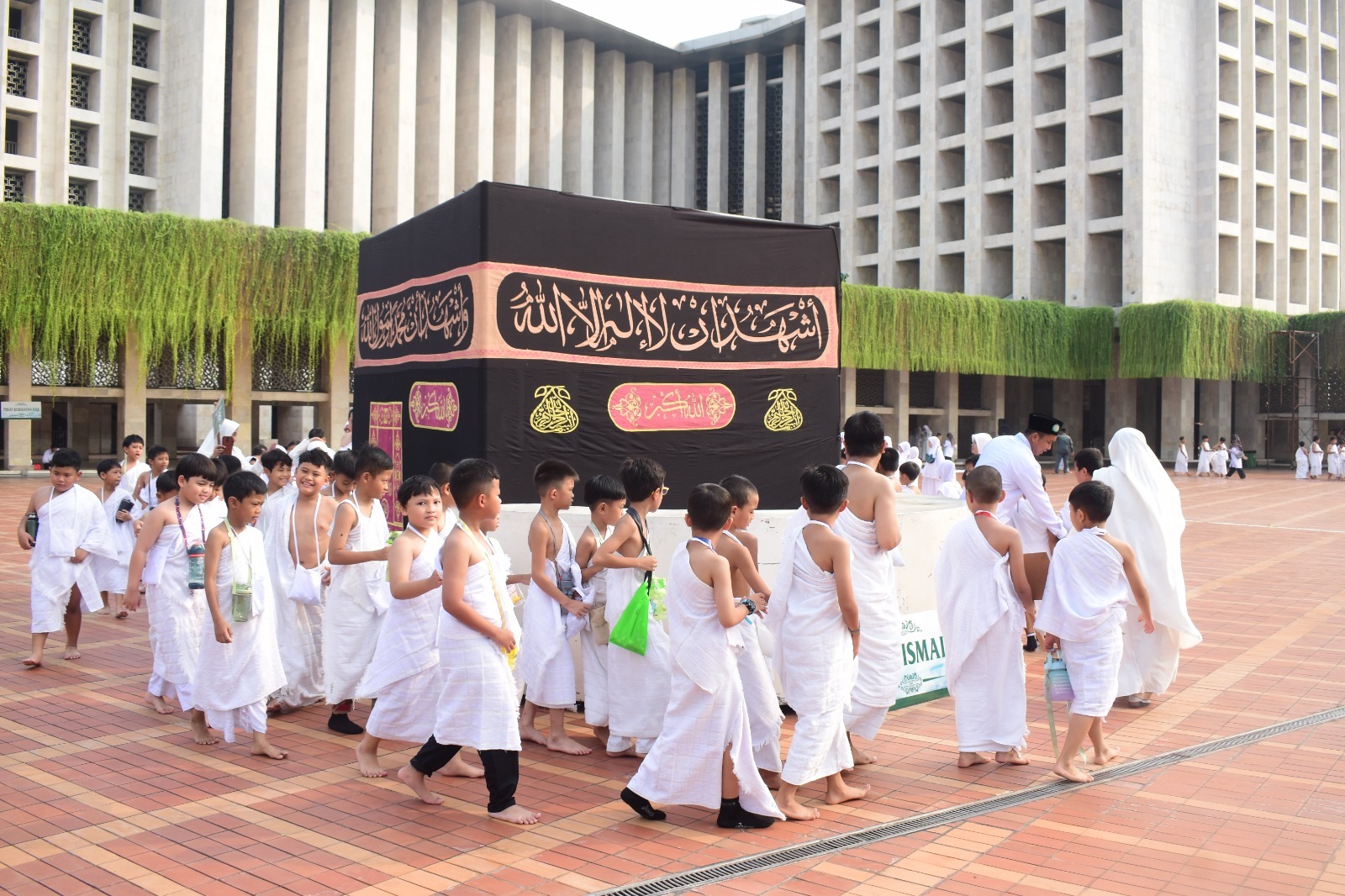 Siswa-Siswi MIJ Mengikuti Pendidikan Manasik Haji di Masjid Istiqlal 
