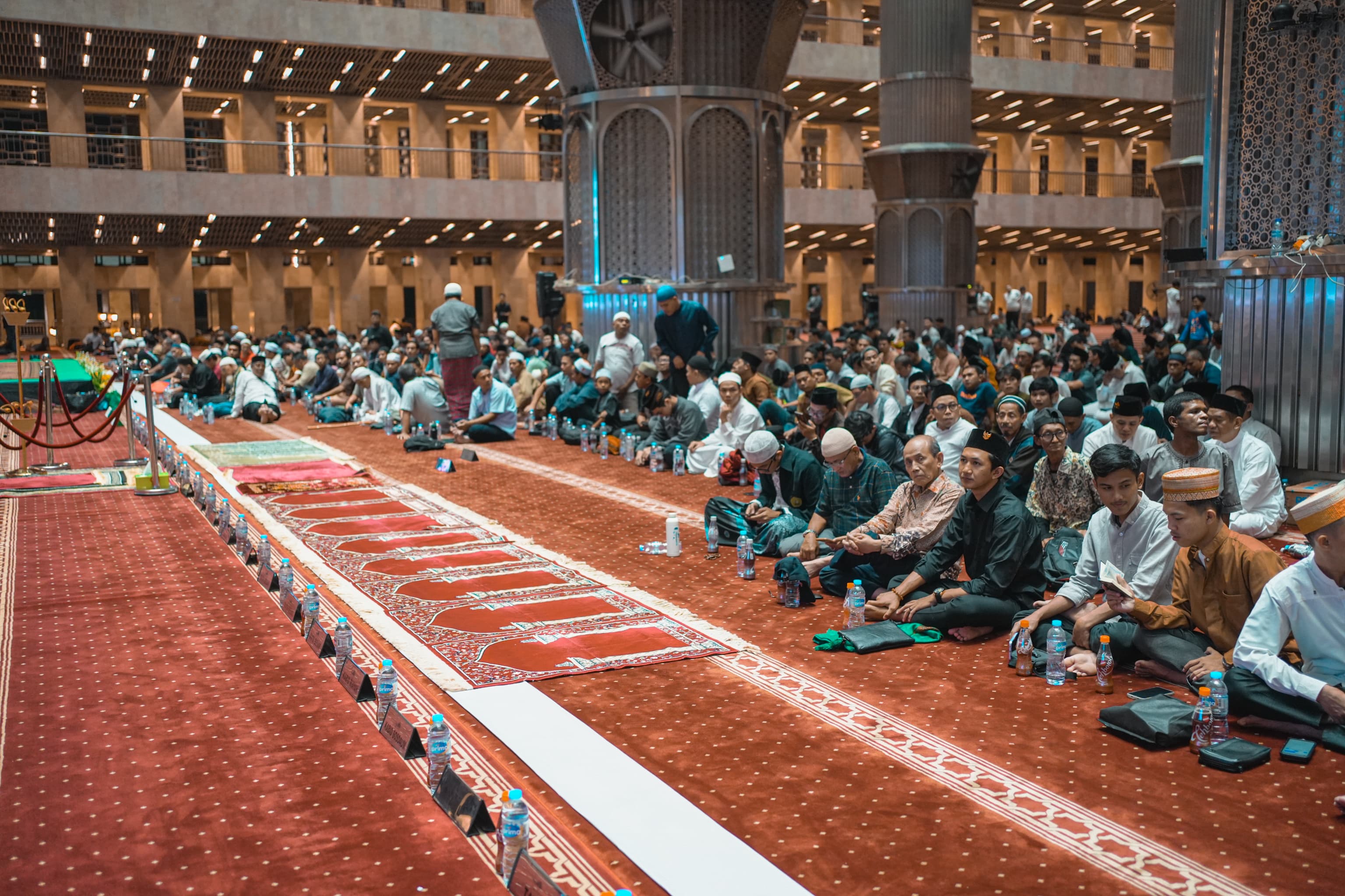 Ribuan Masyarakat Penuhi Masjid Istiqlal, Tahajjud dan Doa pada Malam Muhasabah Tahun Baru 2025