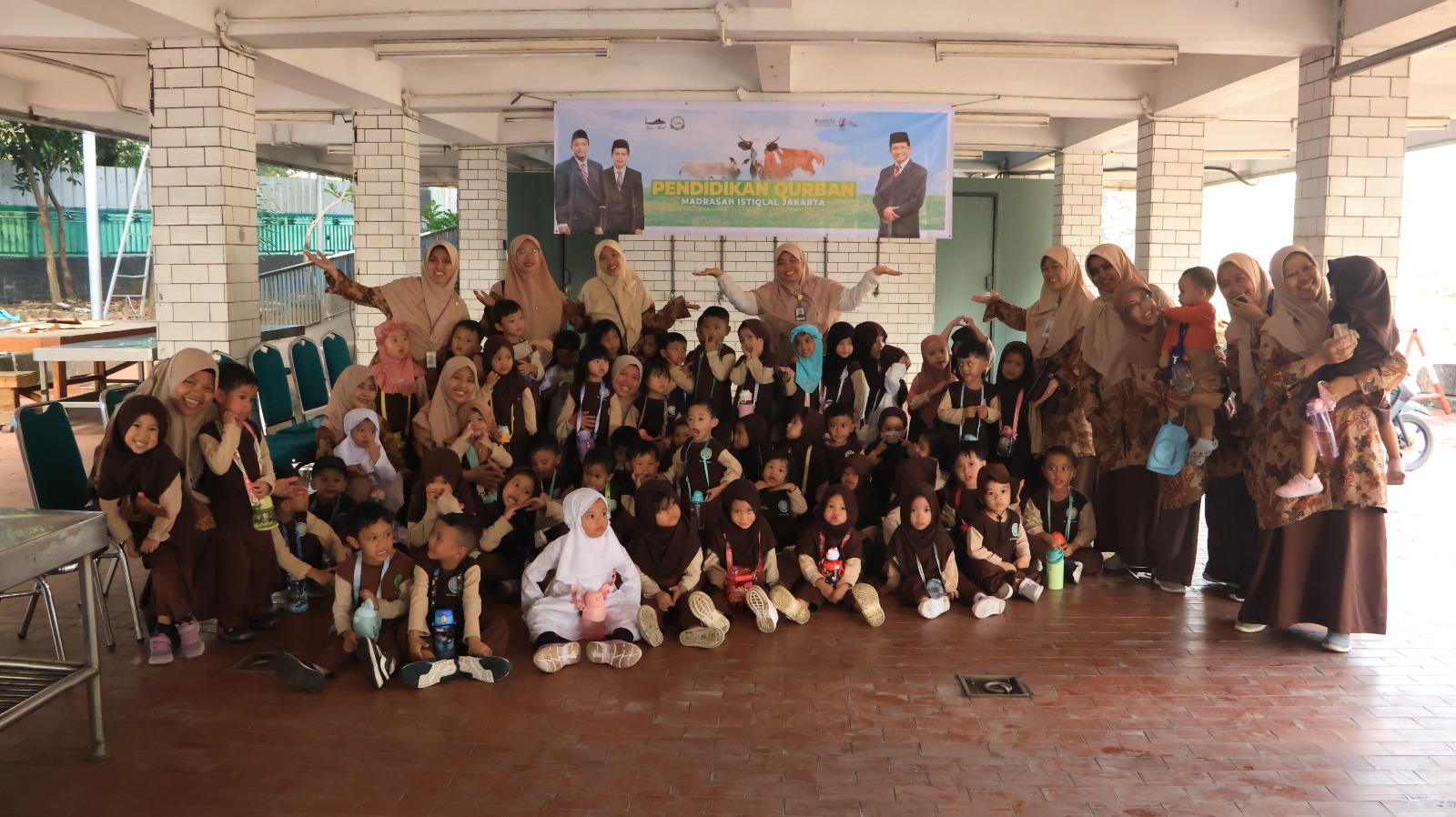 Siswa MIJ Serahkan Hewan Kurban di Masjid Istiqlal