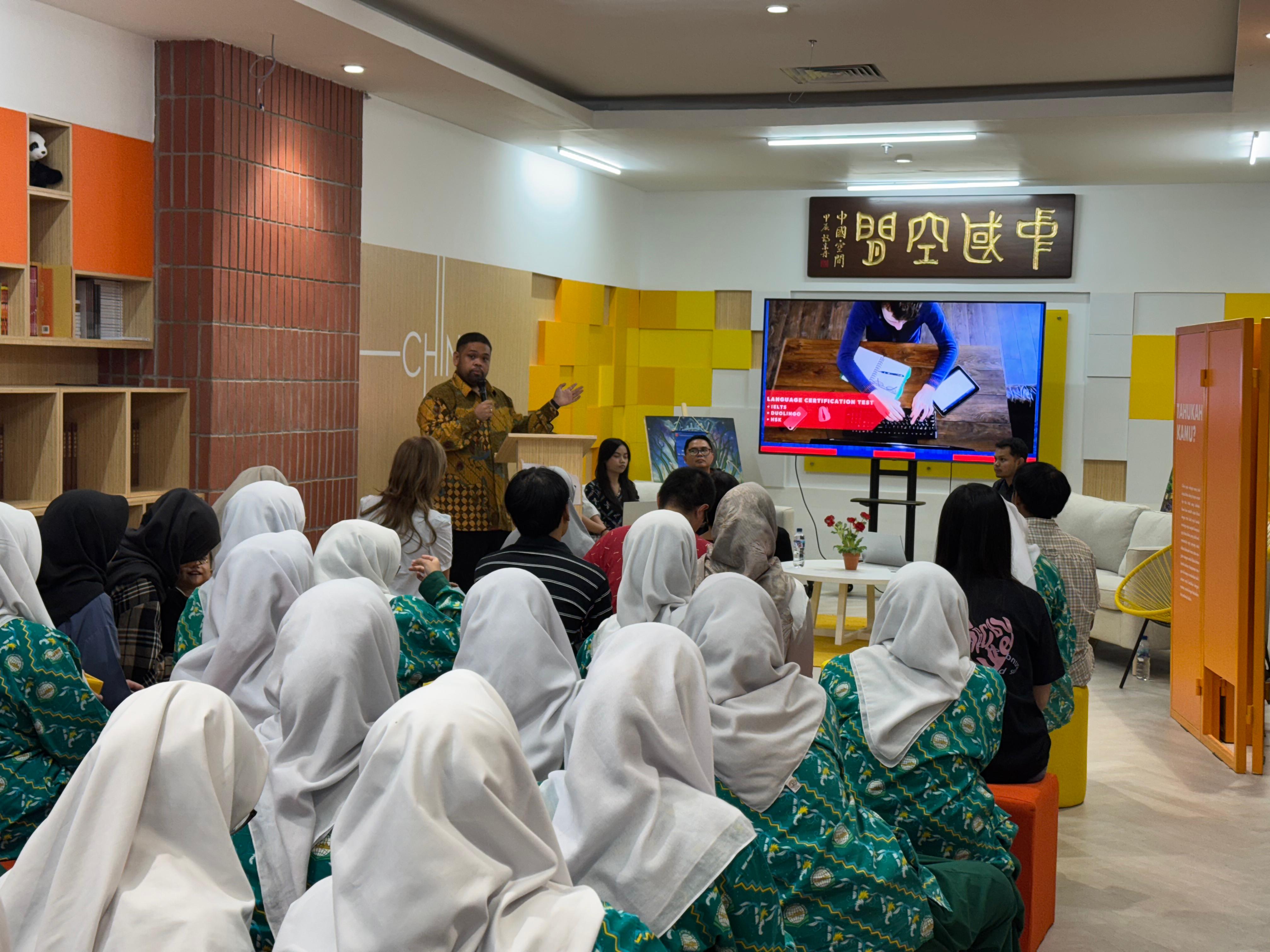 VoIst, BRCC Indonesia dan Tutoravel Paparkan Informasi Peluang Kuliah Bersubsidi di Tiongkok ke Siswa MA MIJ