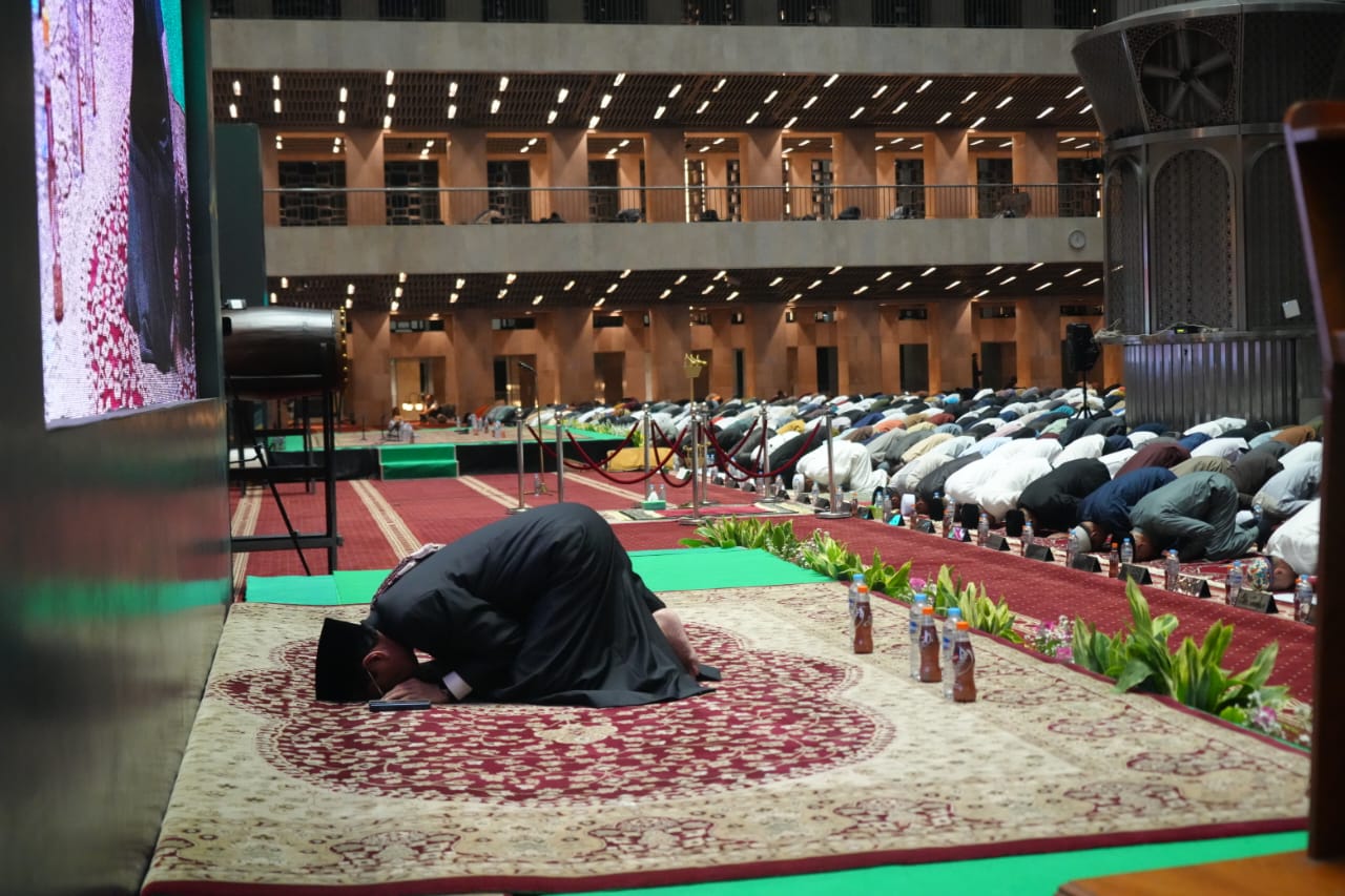 Ribuan Masyarakat Penuhi Masjid Istiqlal, Tahajjud dan Doa pada Malam Muhasabah Tahun Baru 2025
