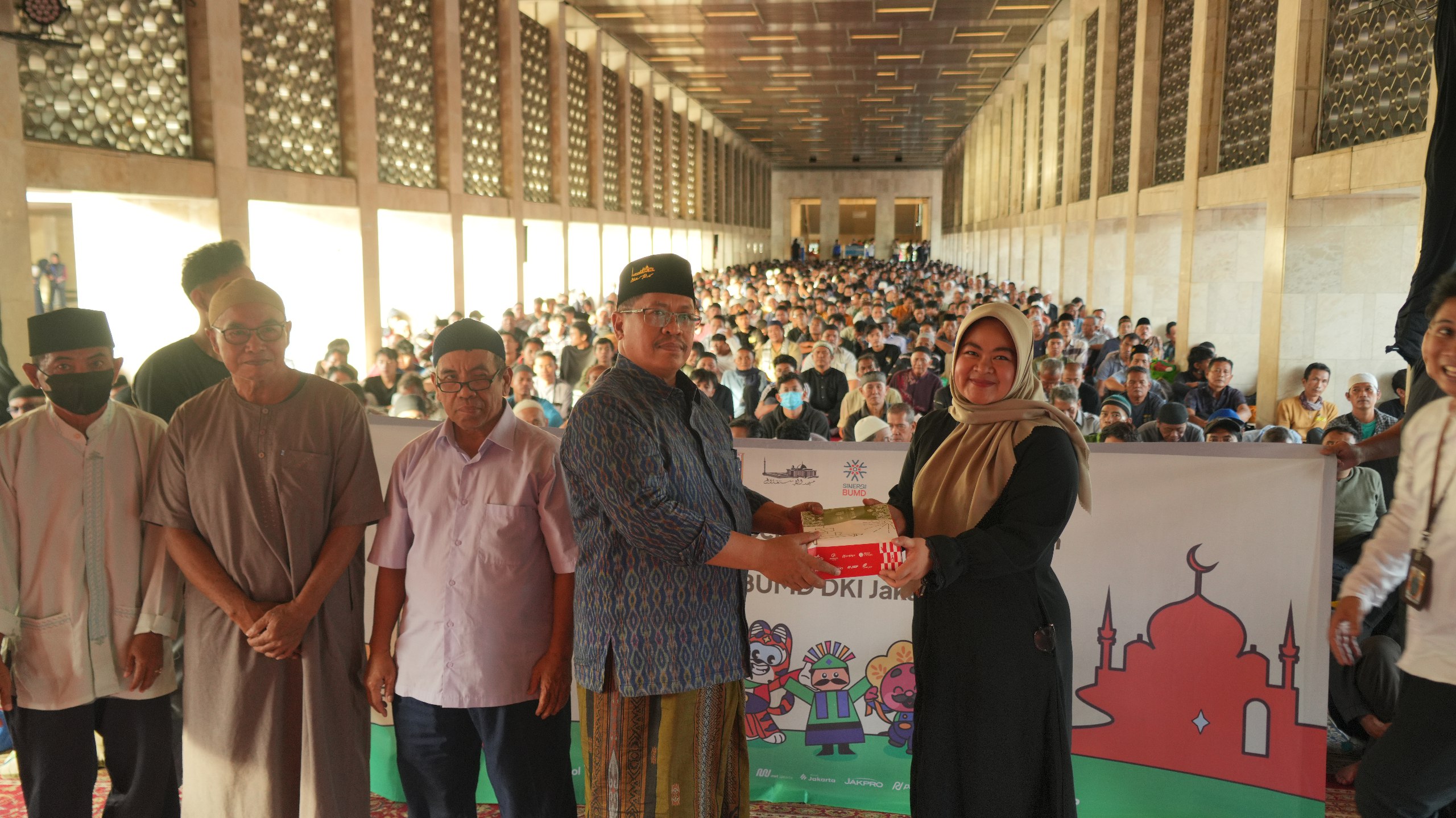 Berbagi Takjil dari BUMD DKI Jakarta