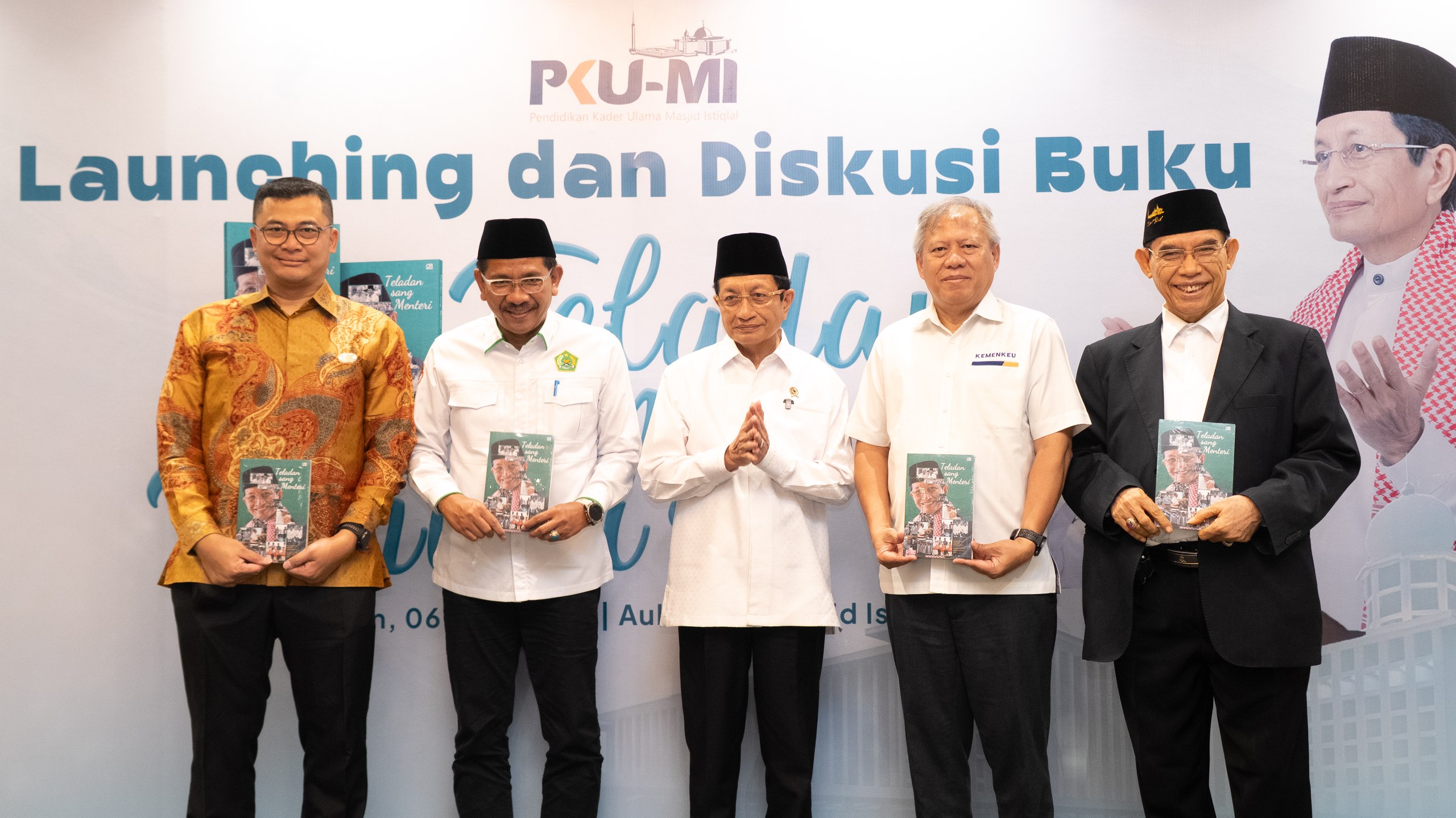 KH Nasaruddin Luncurkan Buku Teladan Sang Menteri Karya UIN Ar-Raniry Banda Aceh