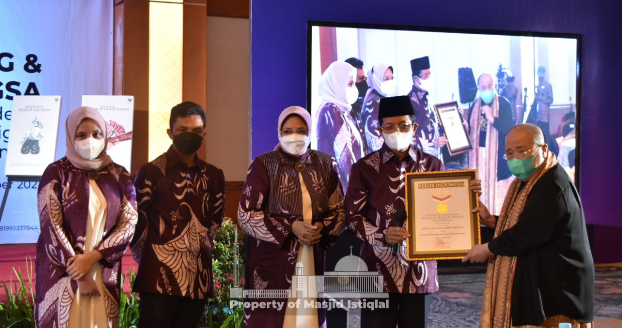 KH Nasaruddin Raih Rekor MURI Sebagai Penulis Kolom Terbanyak Secara Berkesinambungan